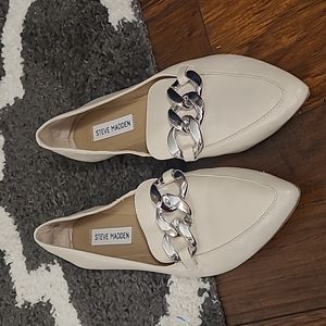 Steve Madden sz 8.5 cream leather loafers slip on shoes silver chain detail